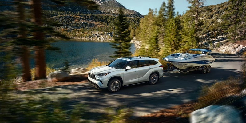 A 2022 Toyota Highlander tows a boat